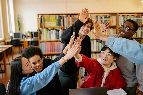 欧洲留学中介哪个好.jpg